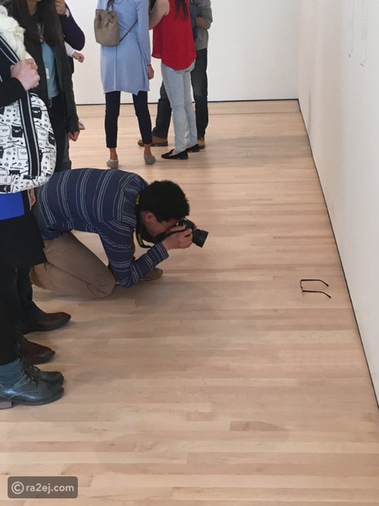 مراهق أمريكي يضع نظارته في متحف فيعاملها الجمهور باعتبارها تحفة فنية.. صور محرجة لمقلب شرير جداً 7a69a44ff6244ea4a3d6700796e6ff65420deba0-260516113016