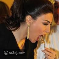 يارا وهي تأكل