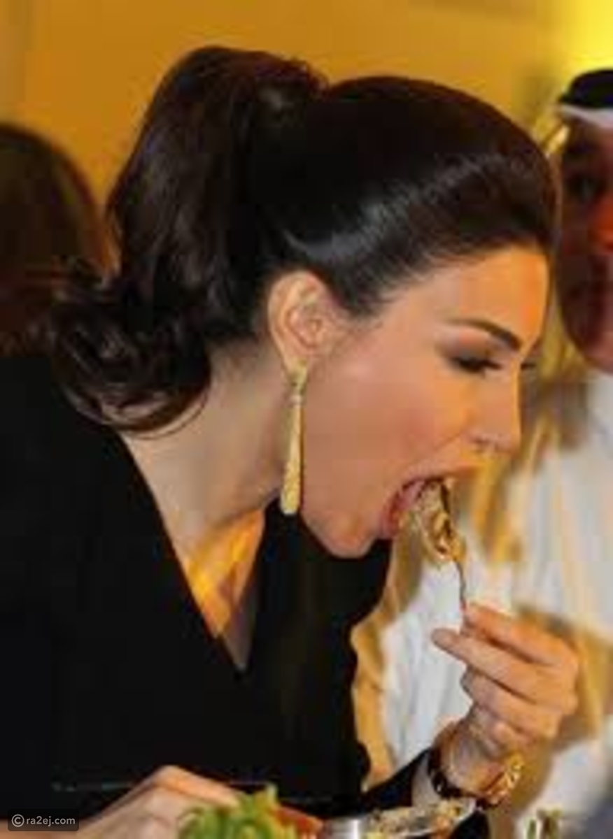 يارا وهي تأكل
