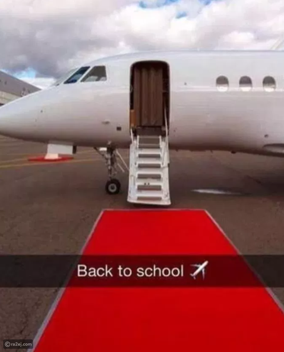يذهب إلى المدرسة في الطائرة