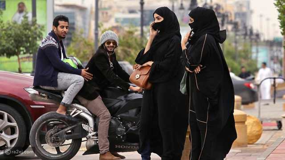 لا يسمح للنساء في السعودية التواصل مع رجال غرباء عنها، حيث يتم الفصل بين الرجال والنساء في العديد من القطاعات.