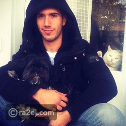 قطة تفسد صورة شاب مع كلبه الأليف بشكل كوميدي