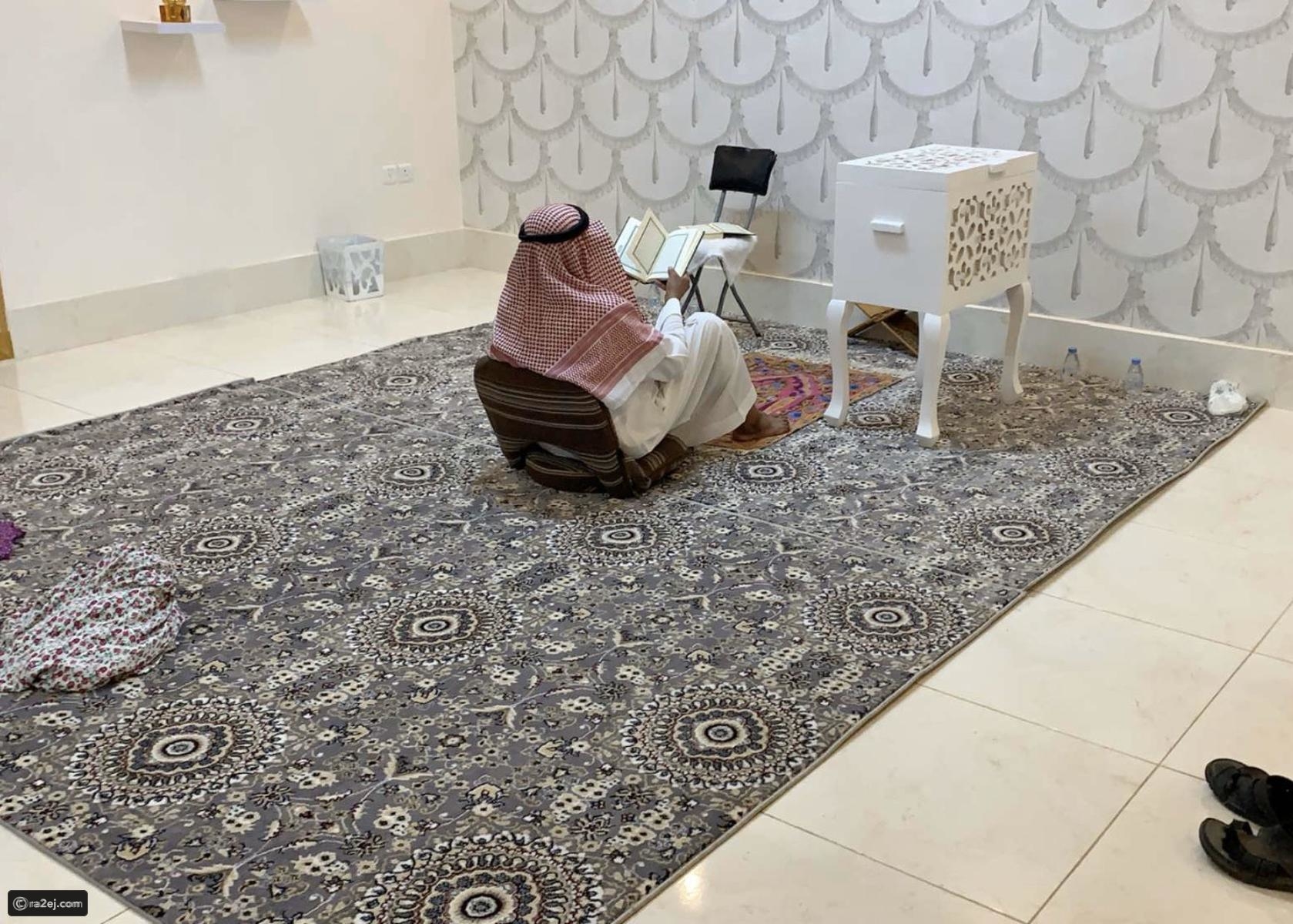 شاب سعودي يصور والده وهو يستعد لصلاة التراويح في منزله