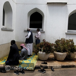 صلّون يصلّون أمام المساجد المغلقة في كينيا