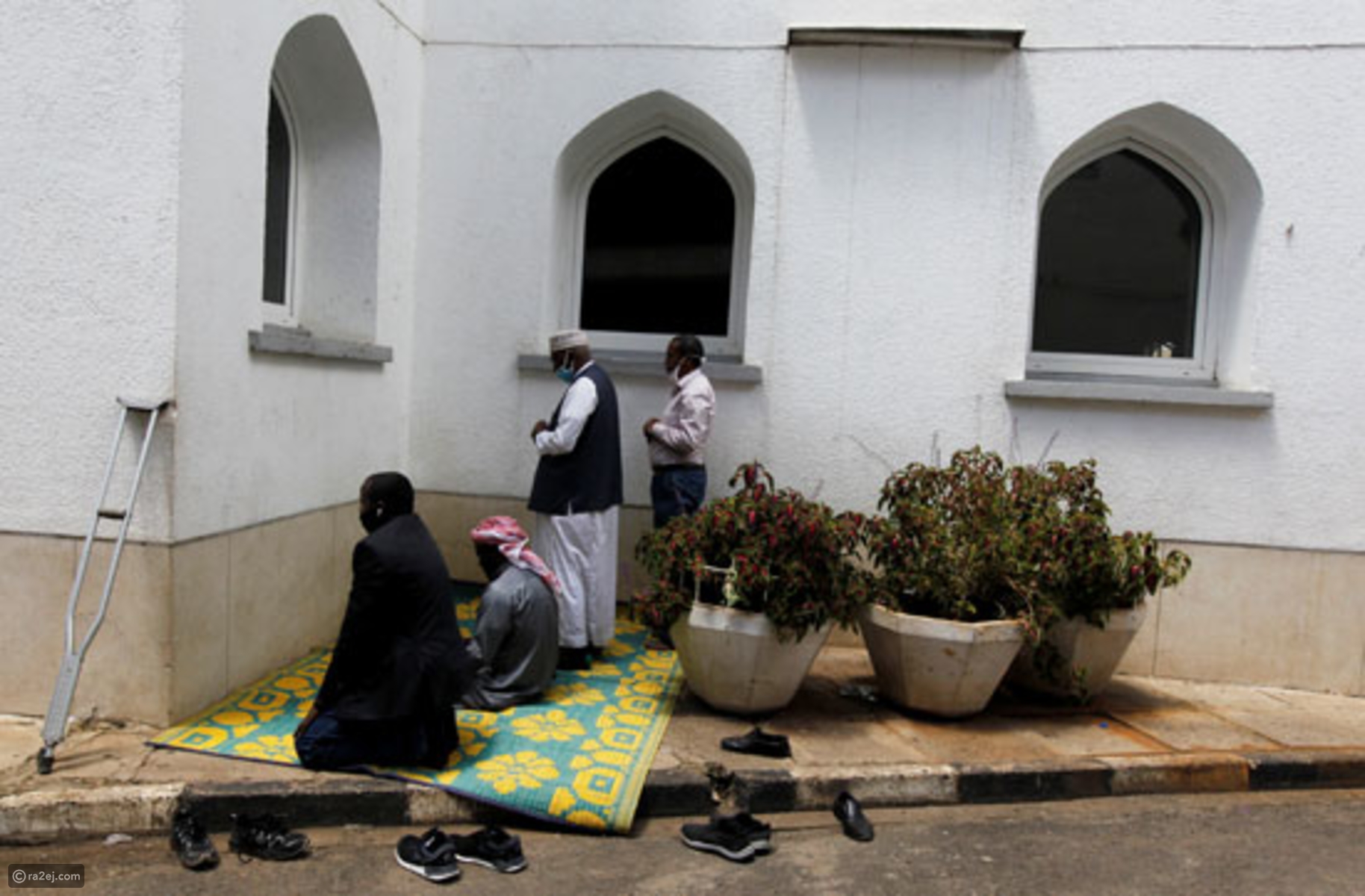 صلّون يصلّون أمام المساجد المغلقة في كينيا