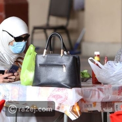 سيدات كويتيات في سوق المباركية في الكويت ملتزمات بالإجراءات الاحترازية