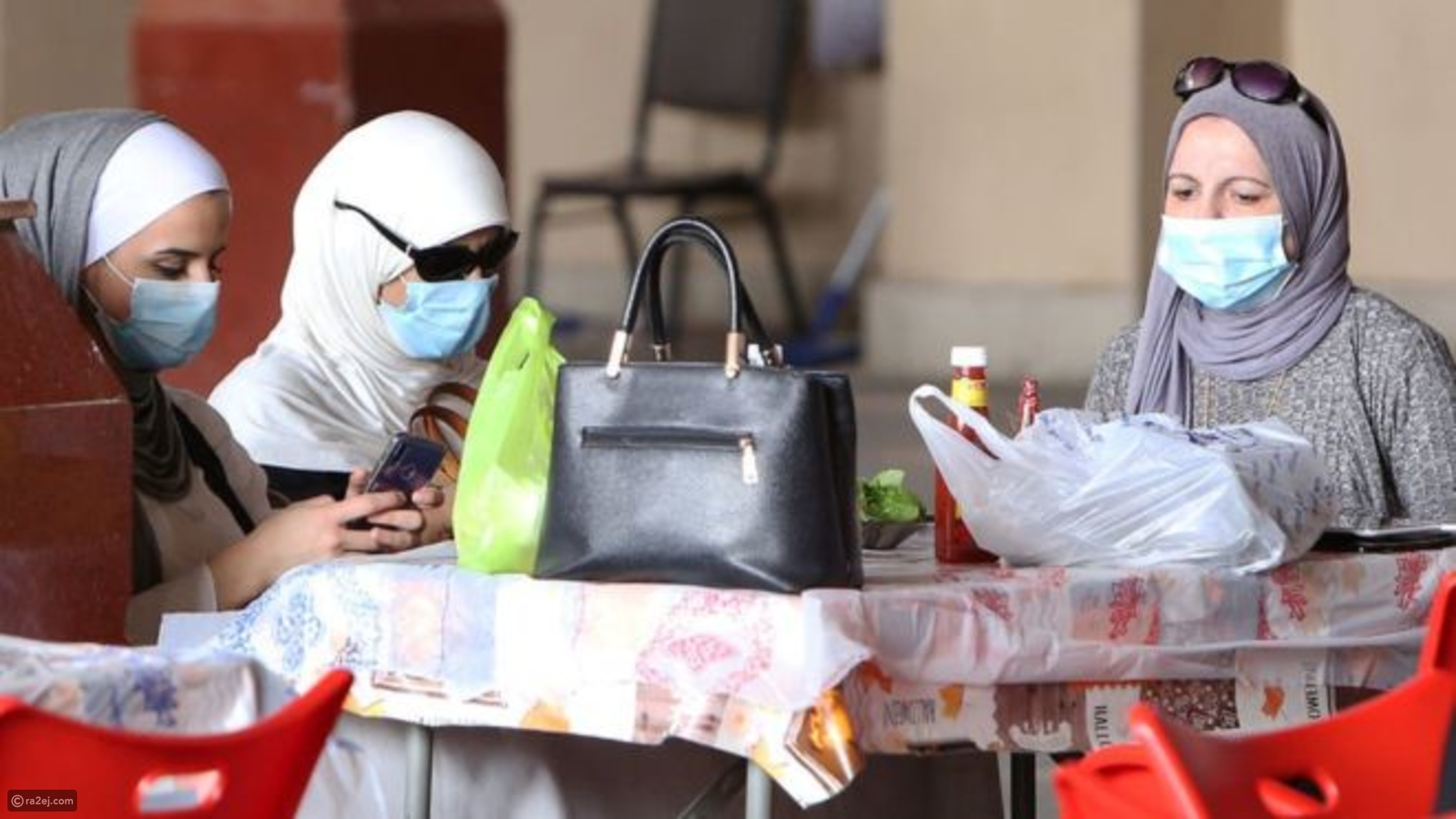 سيدات كويتيات في سوق المباركية في الكويت ملتزمات بالإجراءات الاحترازية