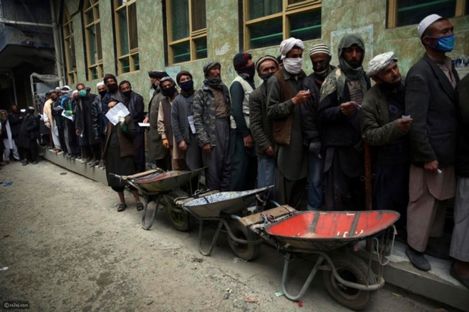 صفوف من العمالة اليومية في انتظار توزيع دقيق مجاني في كابول بأفغانستان