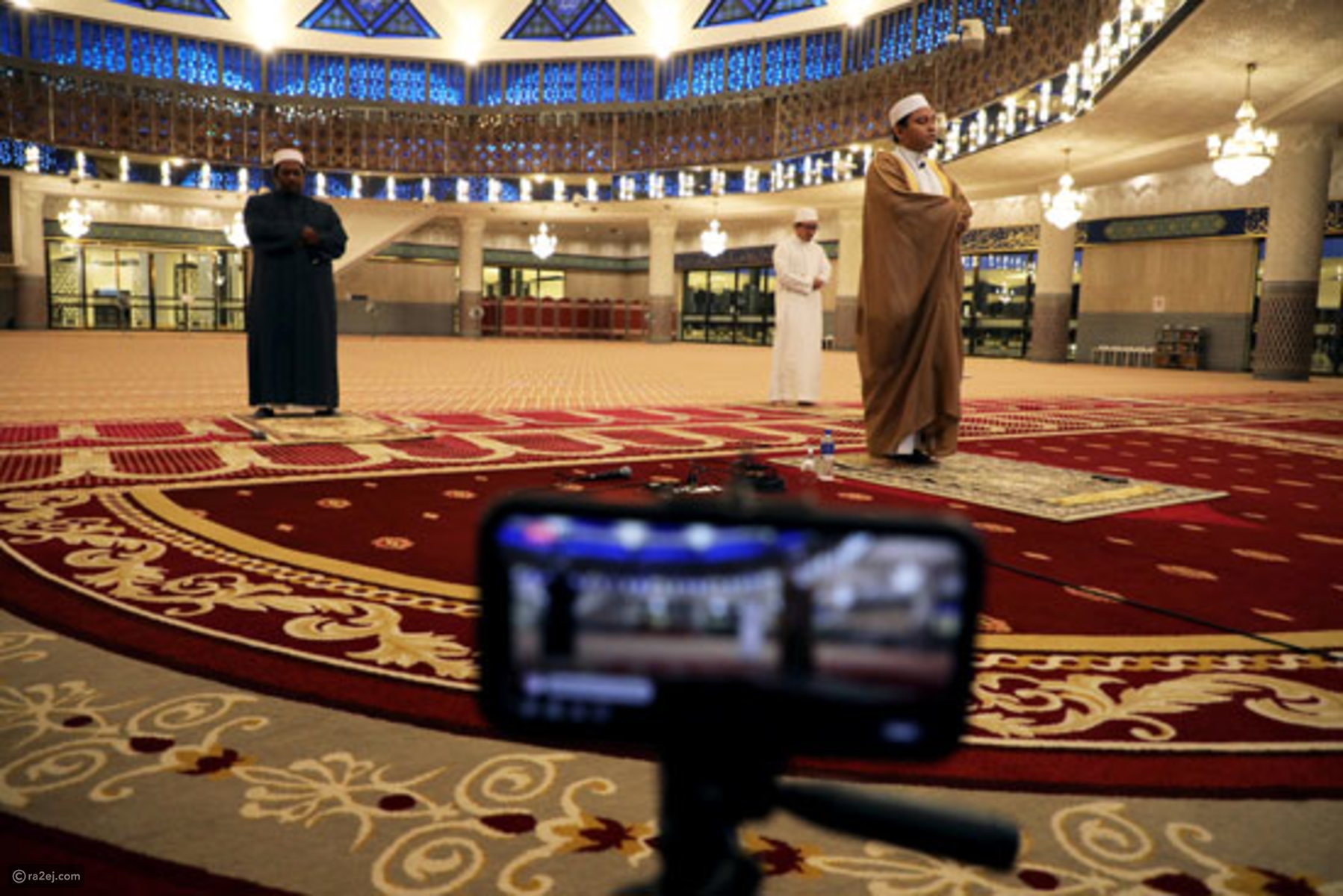 الصلاة عبر تقنية الفيديو في العاصمة الماليزية كوالالمبور