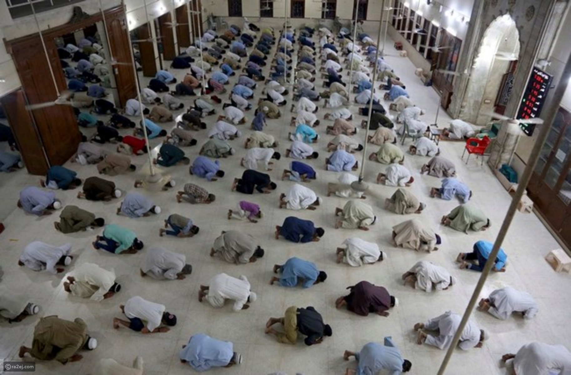 مصلّون يصلّون على مسافات متباعدة في كراتشي بباكستان
