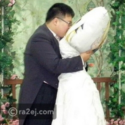 رجل صيني تزوج من وسادته المفضلة في حفل زفاف أقيم عام 2010