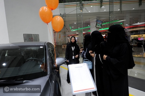 أول معرض سيارات للنساء في المملكة العربية السعودية 9de54d00593303ee243fadc581f2ab2fea455c13-130118013720