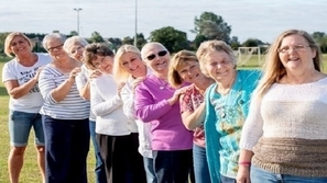 10 نساء من عائلة واحدة يحتفلن بشفائهن من السرطان