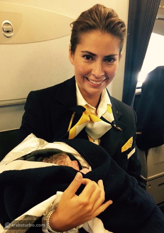 شاهد بالصور.. طفل يولد على متن طائرة تحلق على ارتفاع 39 ألف قدم
