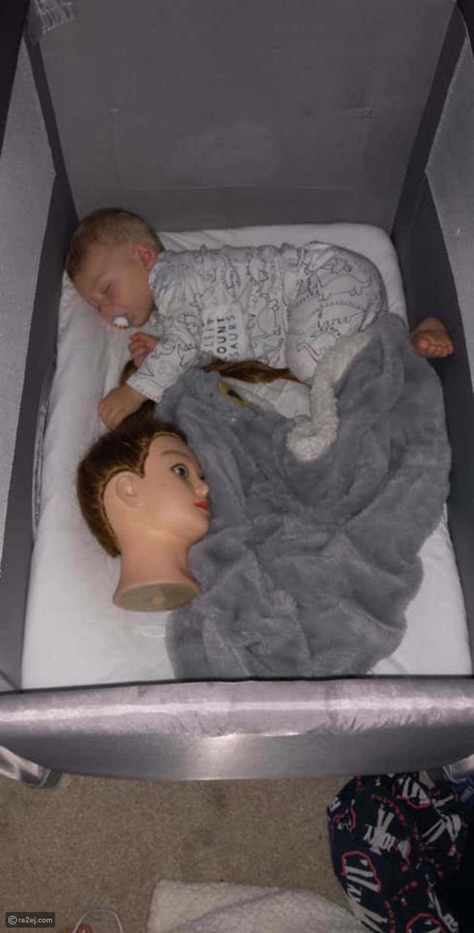 صور دمية تحول حياة أم وطفلها إلى