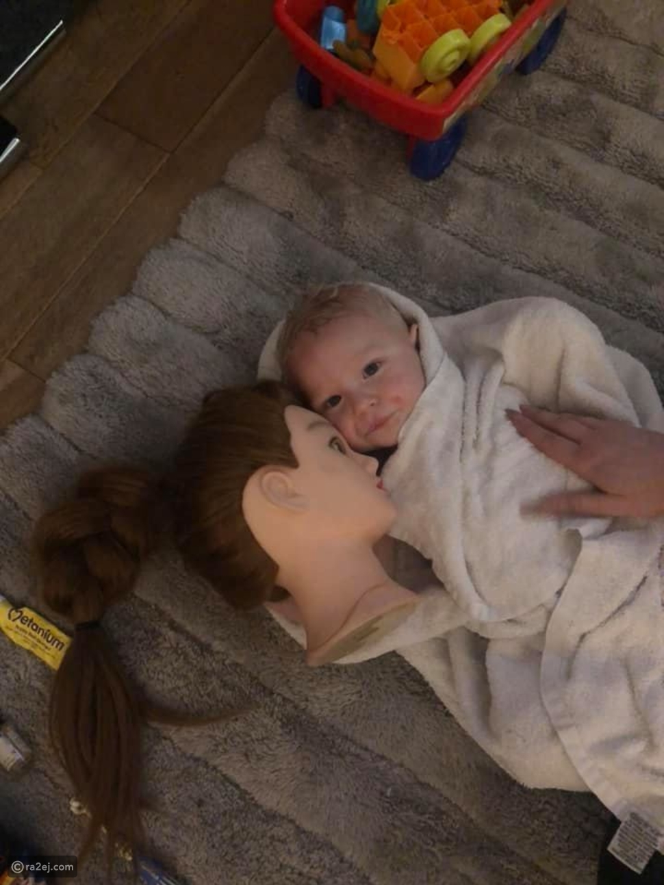 صور دمية تحول حياة أم وطفلها إلى