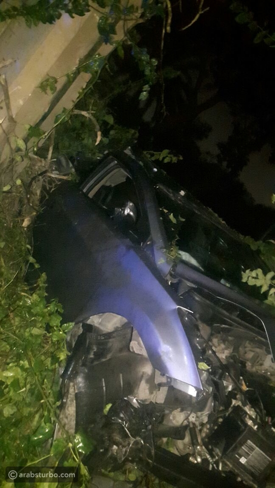 سيارة تسقط في مستشفى الامراض العقلية