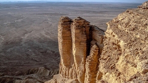 فيديو: على ارتفاع خيالي.. شباب يتناولون الإفطار على قمة جبل طويق