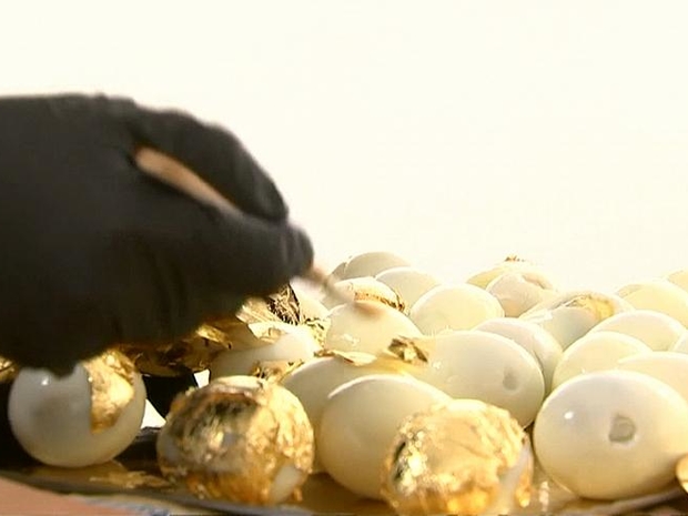 بيض مغطة بأوراق الذهب