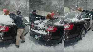 فيديو طريف لأب يستخدم ابنه مكنسة لتنظيف الثلج من فوق السيارة