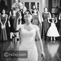 عروس تبهر الجميع بعرض رقص هندي مع صديقاتها