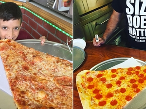 فيديو أكبر مثلث بيتزا يمكن أن تراه في حياتك بقيمة 10 دولار في نيويورك